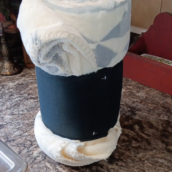 Pendleton Geometric Pattern Throw in Cream and Gray - Picture 4 of 5